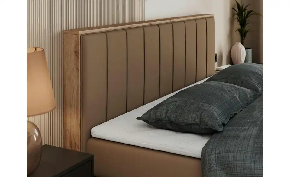 Boxspringbett mit Bettkasten, in Wohnsituation