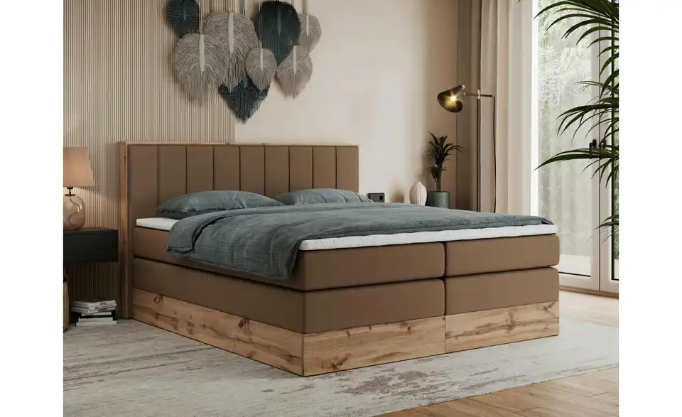 Boxspringbett mit Bettkasten, in Wohnsituation