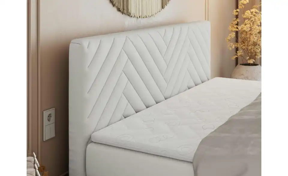 Boxspringbett mit Bettkasten, in Wohnsituation