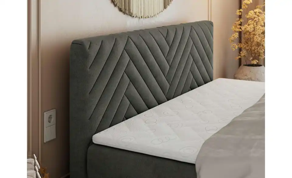 Boxspringbett mit Bettkasten, in Wohnsituation