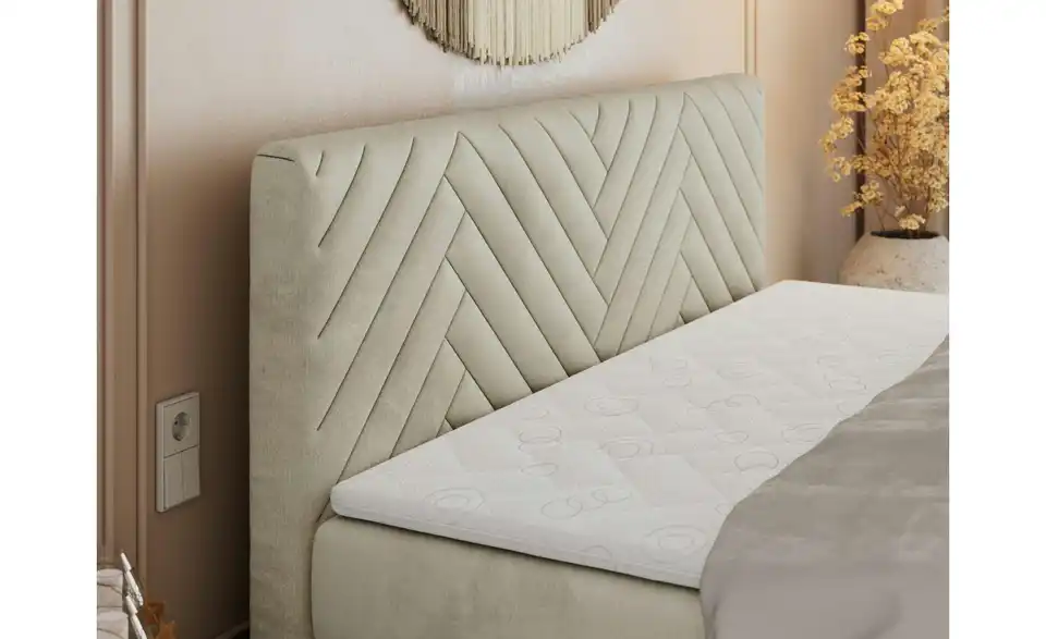 Boxspringbett mit Bettkasten, in Wohnsituation