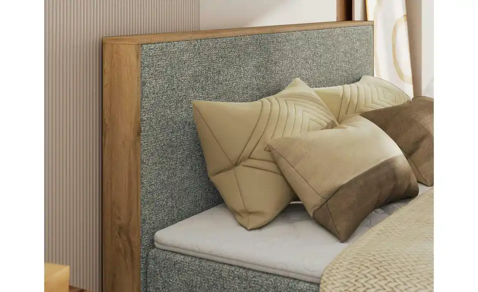 Boxspringbett mit Bettkasten, in Wohnsituation