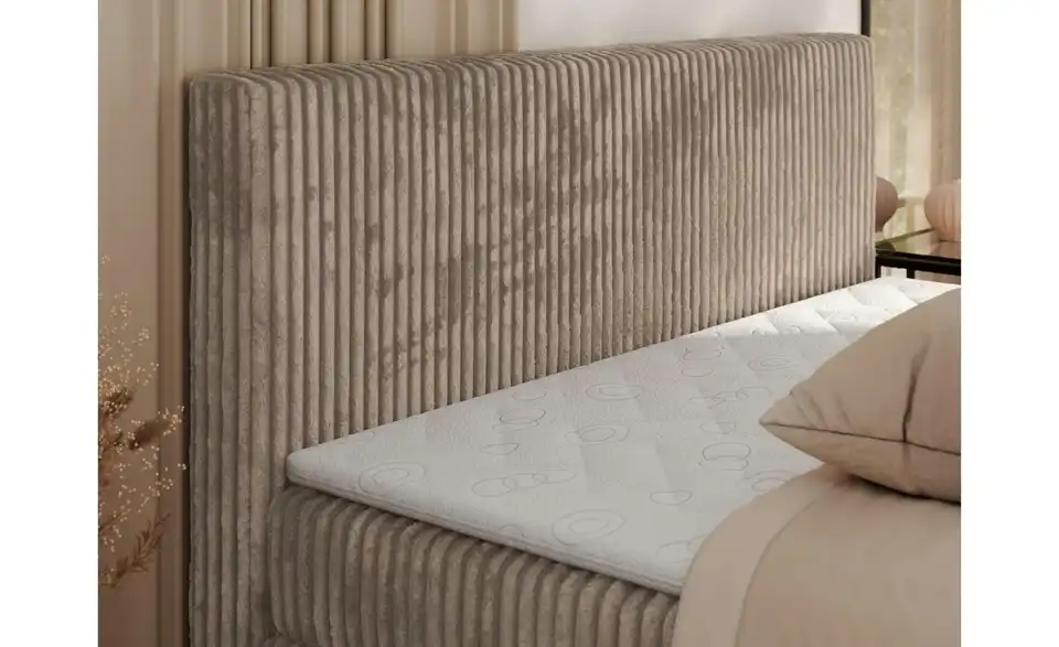 Boxspringbett mit Bettkasten, in Wohnsituation