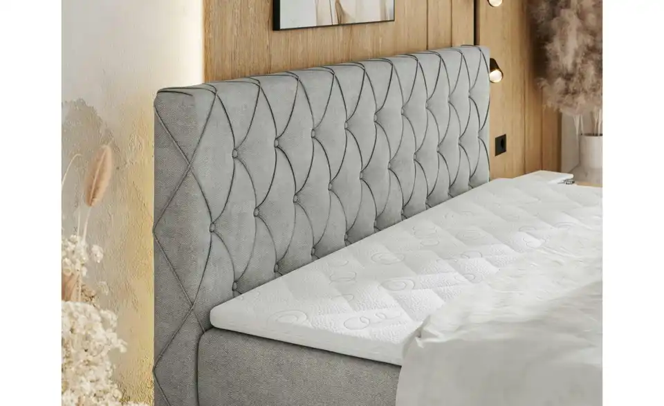 Boxspringbett mit Bettkasten, in Wohnsituation