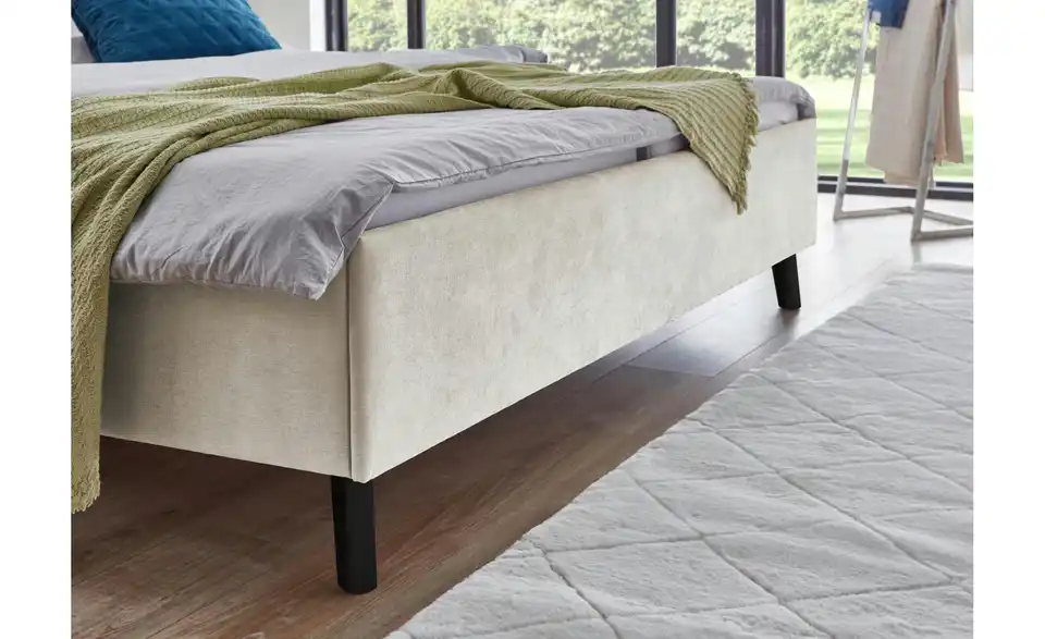 Polsterbett in beige, in Wohnsituation