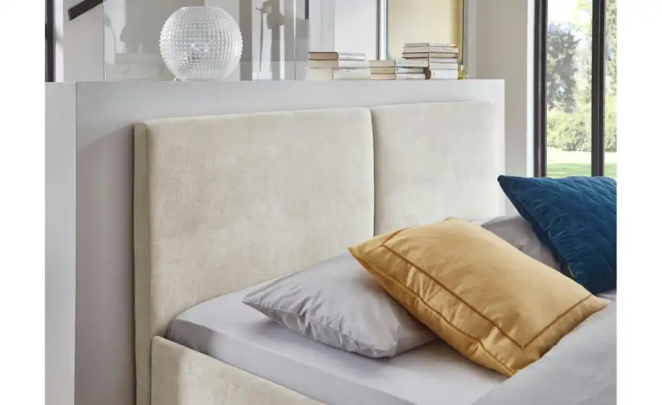 Polsterbett in beige, in Wohnsituation