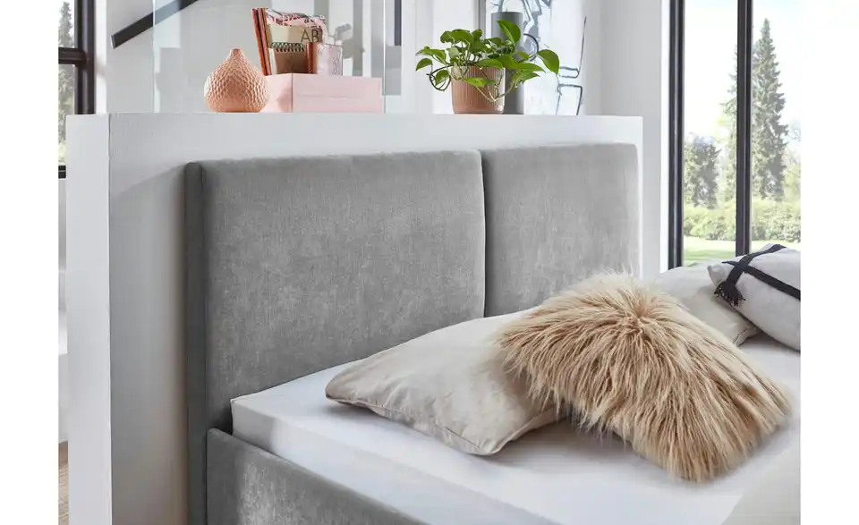 Polsterbett in grau, in Wohnsituation