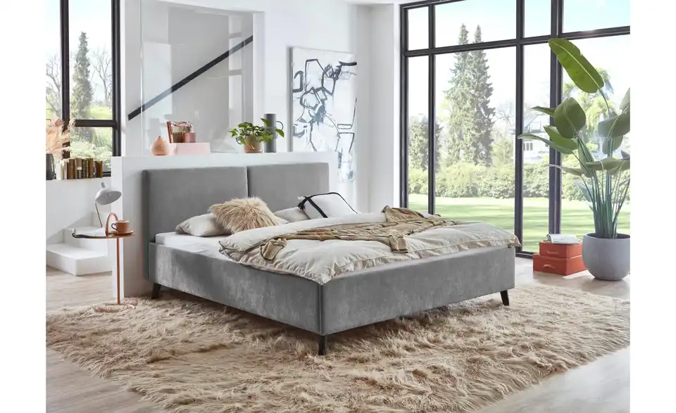 Polsterbett in grau, in Wohnsituation