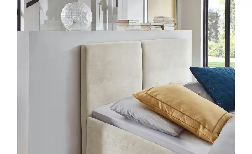 Polsterbett in beige, in Wohnsituation