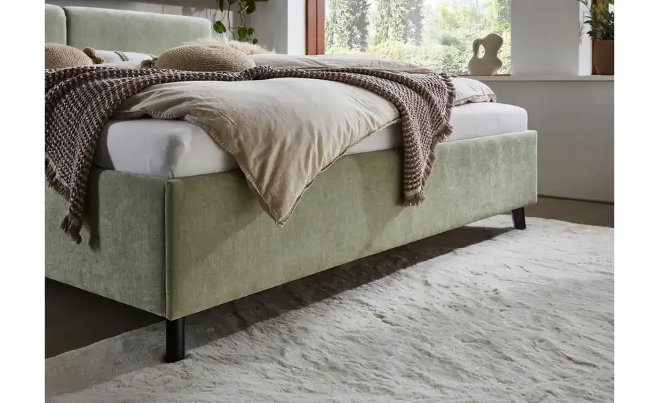 Polsterbett in hellgrün, in Wohnsituation