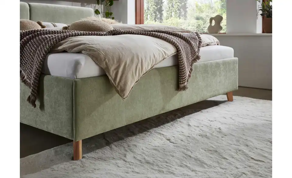 Polsterbett in hellgrün, in Wohnsituation