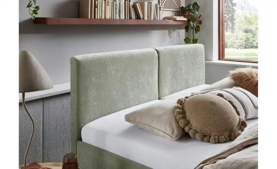 Polsterbett in hellgrün, in Wohnsituation