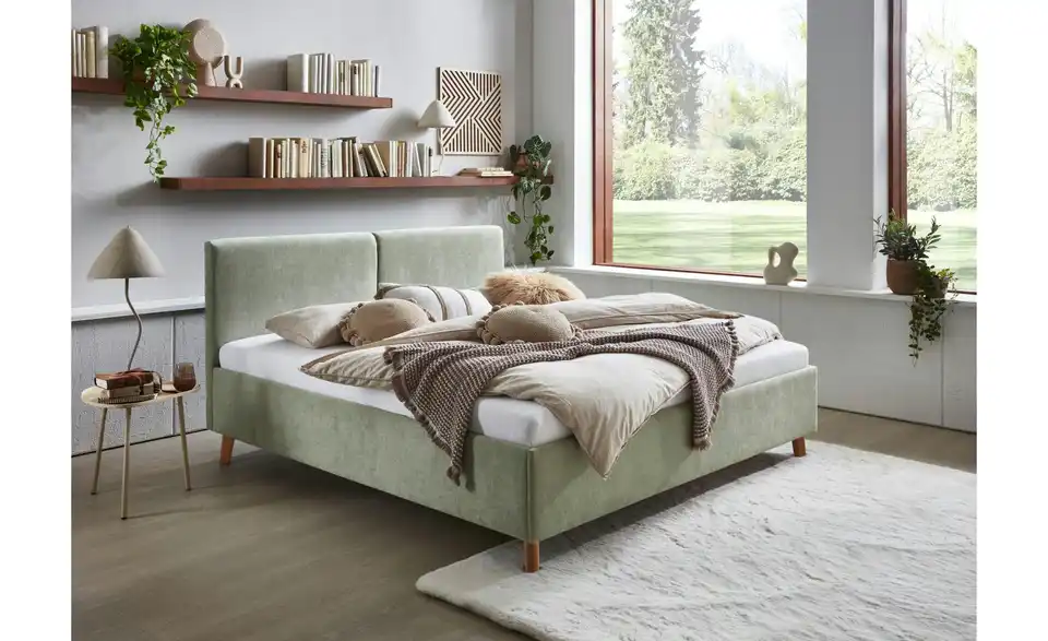 Polsterbett in hellgrün, in Wohnsituation