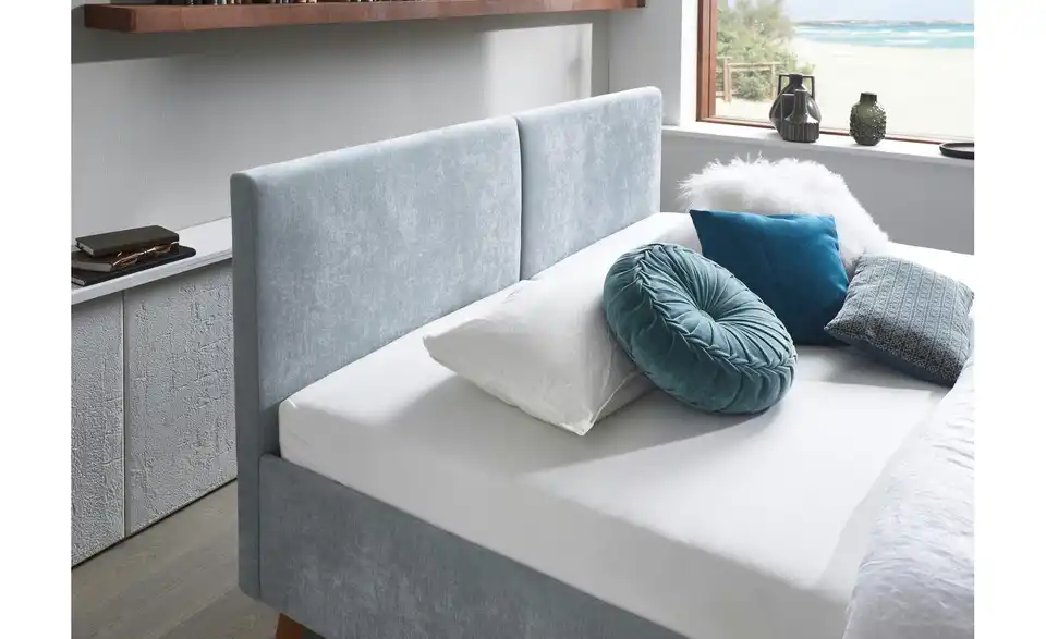 Polsterbett in hellblau, in Wohnsituation