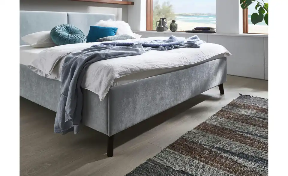 Polsterbett in hellblau, in Wohnsituation