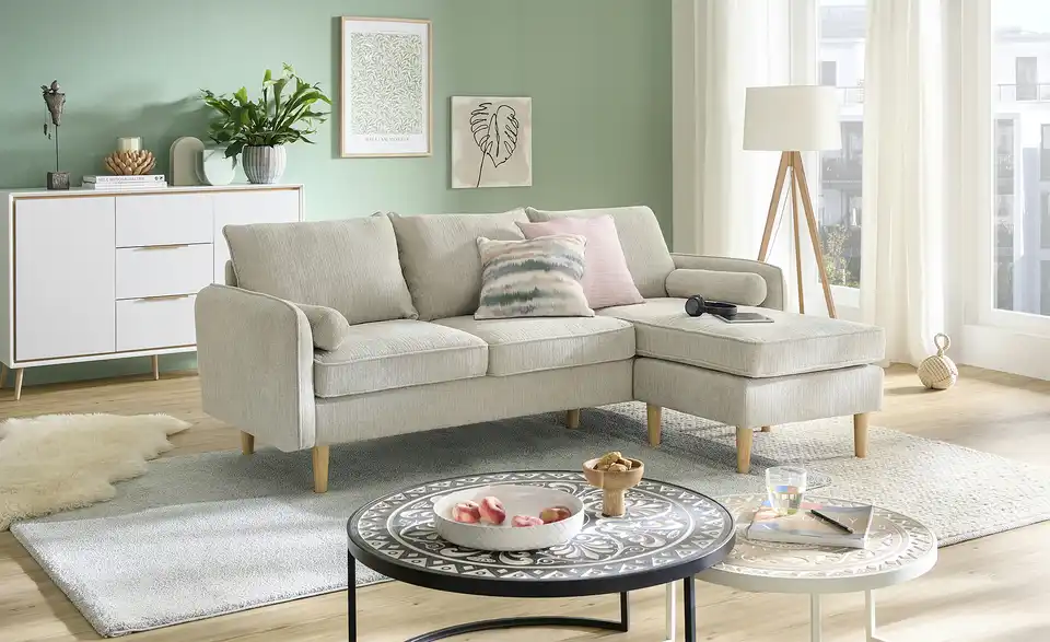 Sofa mit Hocker, in Wohnsituation