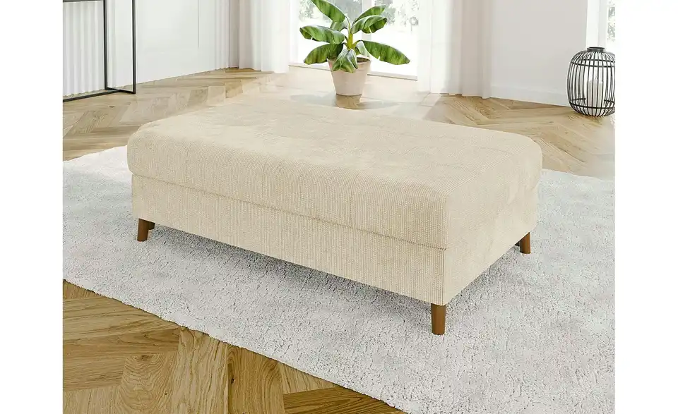 Ecksofa mit Hocker, in Wohnsituation