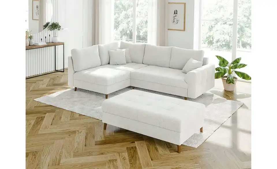 Ecksofa mit Hocker, in Wohnsituation