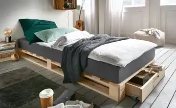 Palettenbett mit Stauraum 