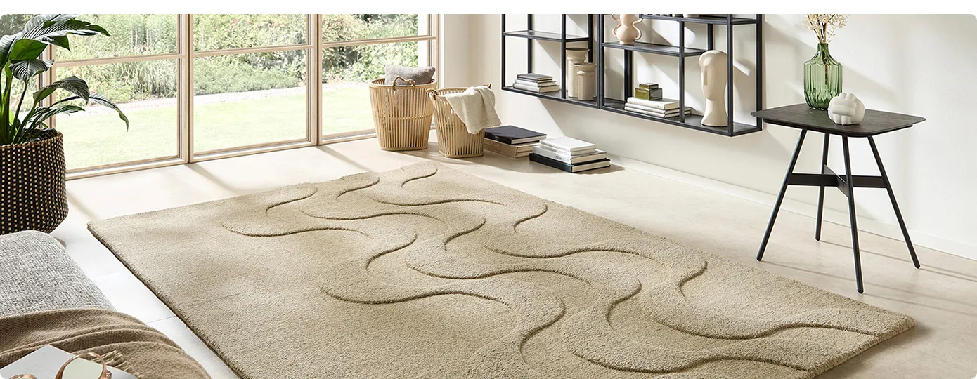 Wohnzimmer mit beigem Teppich