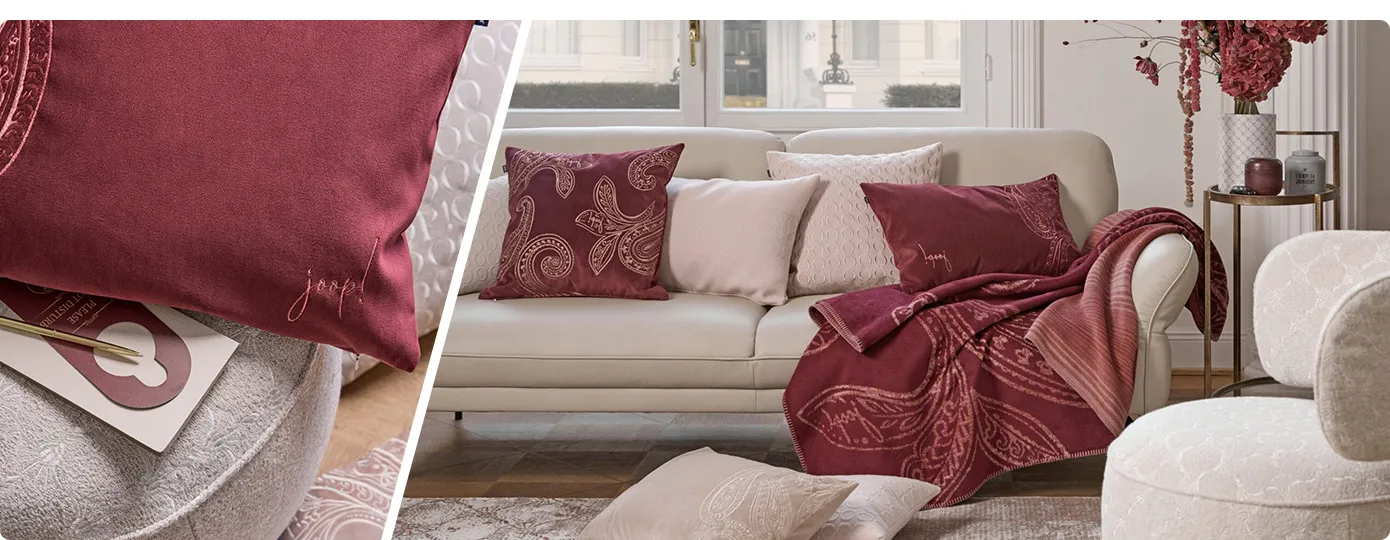 Collage aus 2 Bildern. Bild 1. rotes Kissen mit JOOP! Schriftzug. Bild 2: Beiges Ledersofa mit roten Kissen und roter Decke mit Paisley-Muster und JOOP! Schriftzug und cremefarbigen Kissen mit und ohne Muster und JOOP! Schriftzug, Beistelltisch und Deko