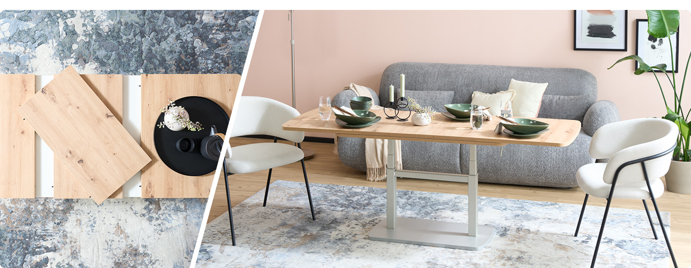 Wohnzimmer mit höhenstellbaren Couchtisch, grauem Sofa und 2 weißen Stühlen.