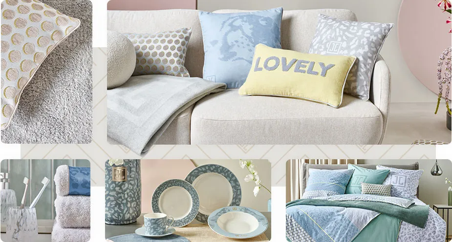 Collage aus 5 Bildern. Bild 1: Nahaufnahme graue Kuscheldecke und Kissen mit beigen Kreisen auf Weiß. Bild 2: Sofa mit Dekokissen mit verschiedenen Mustern, unter anderem Leo-Muster, Punkte, Schriftzug "Lovely". Bild 3: Seifenspender und Zahnbürstenhalter aus Glas mit weißen Tupfen, 3 Handtücher in Weiß mit blauer Bordüre mit Leo-Muster. Bild 4: Geschirrset und große Vase mit blauem Leo-Muster, Platzdeckchen in Blau & Beige. Bild 5: Bett mit Bettdecken und Kissen mit Bezügen in Blau, Grün und Grau, teilweise mit Leo-Muster und Logo-Druck JJ