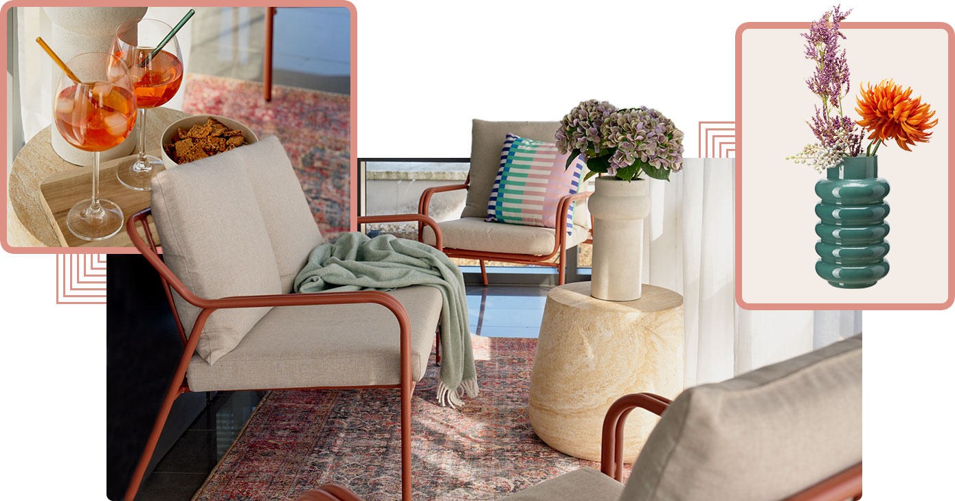 Collage aus 3 Bildern. Bild 1: Wintergarten mit Loungeset,1 Sofa, 2 Sessel, Gestell Terracotta-Rot, Kissen Creme. Bild 2: Beistelltisch mit zwei gefüllten Weingläsern. Bild 3: Grüne Blumenvase mit buntem Strauß