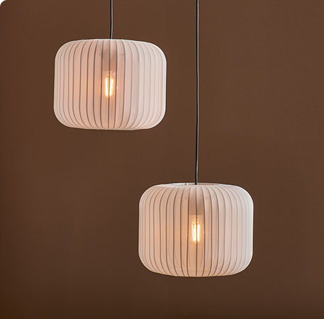 Zwei Pendelleuchten, 1-flammig in weißem Stoff 