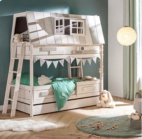 Weißes Etagenbett in Hausoptik mit Dach und Fenstern in einem Kinderzimmer