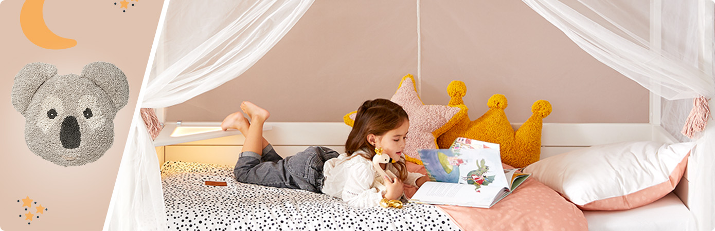 Kinderzimmersituation, Mädchen liegt im Himmelbette und schaut in ein Buch.