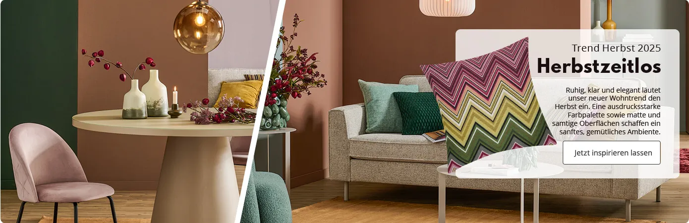 Collage: Esszimmer mit beigen, runden Couchtisch mit Vasen und herbstliche Blumen, zwei rosa Polsterstühle, graues Sofa mit bunten Kissen im Hintergrund. Wohnzimmer mit grauem Sofa, Kissen in Grün, Senf und mit Streifenmuster, weißer Couch- und ein Beistelltisch, grüne Vasen mit 3D Muster mit Avocados und Chilischoten. Text: Trend Herbst 2025. Herbstzeitlos. Ruhig, klar und elegant läutet unser neuer Wohntrend den Herbst ein. Eine ausdrucksstarke Farbpalette sowie matte und samtige Oberflächen schaffen ein sanftes, gemütliches Ambiete.