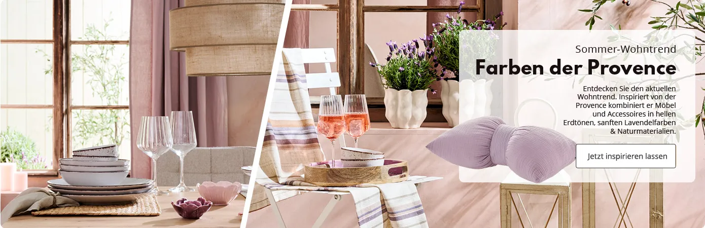 Farben der Provence - Sommertrend 2026. Bild 1:Gedeckter Holztisch mit Tischläufer, Platzsets, grauem Geschirr mit dunklem Rand, Weingläsern, Blumenvase und Teelichthaltern in Blütenform, Pendelleuchte mit Stoffschirm
Bild 2: weißer Klappstuhl mit gestreifter Tischdecke, Tablett und Weingläsern mit Getränk, 2 graue Schalen mit dunklem Rand. 