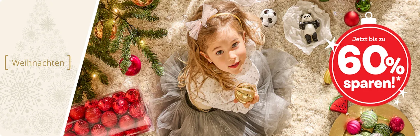 Weihnachten. Mädchen am Weihnachtsbaum mit Weihnachtsbaumschmuck. Text: Jetzt bis zu 60% sparen!*